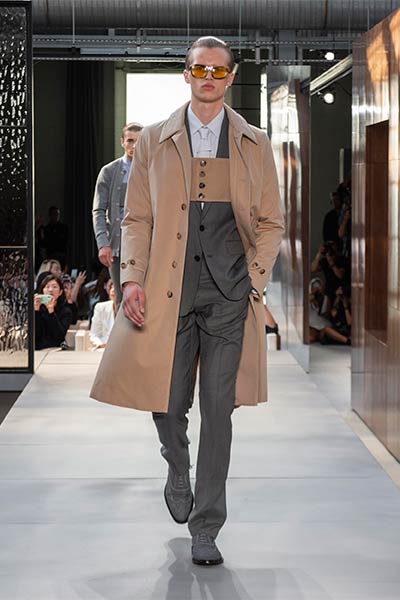 تصاميم راقية بلمسة جريئة ... اليك مجموعة Ricardo Tisci الأولى لدار Burberry